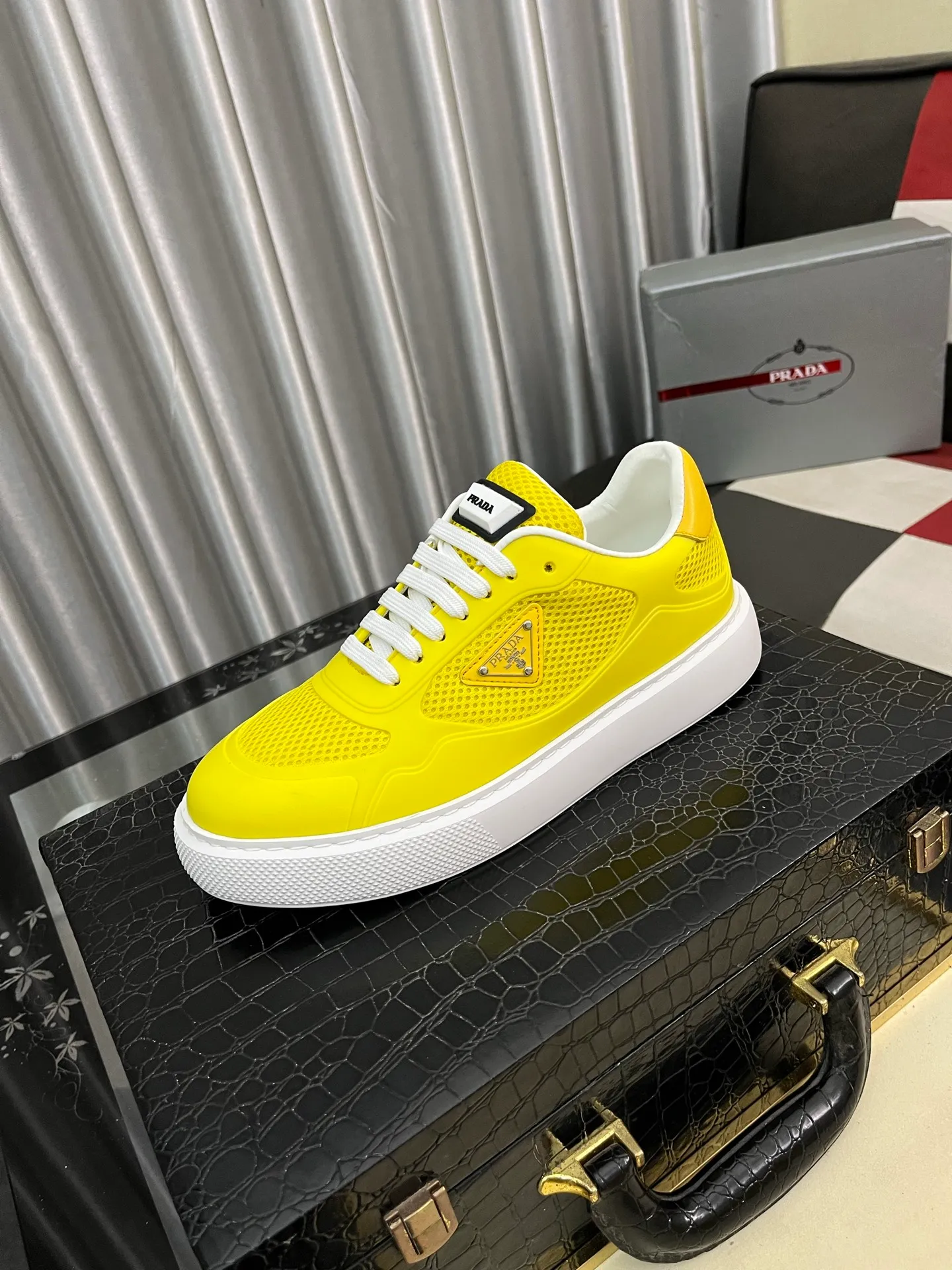 Men's shoes 💰580⌚️⌚️【PRADA】Prada - high-end quality original order 🔍🔍🔍 casual sports shoes - upper: imported 🔝 Napa calfskin, pebbled calfskin, branded glue hollow mesh canvas, shoe body sewn with branded metal fasteners - lining: water-dyed cowhide - outsole: ultra-light TPU foam rubber; two-color molded outsole -Ultra-high quality control, fine workmanship, highlighting (high-end, nobility, class) -Size: 38-445️⃣colors available